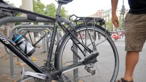 aparcando bicicleta candado trelock